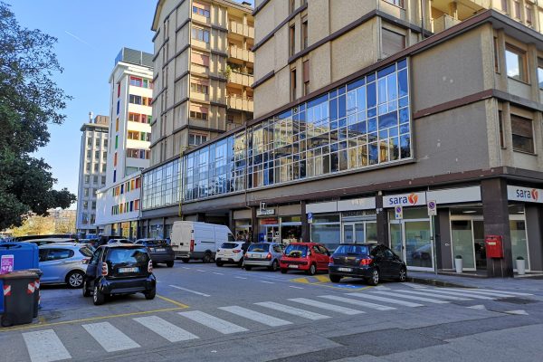 VIA SCROVEGNI, NEGOZIO PLURIVETRINATO D’ANGOLO MQ. 126