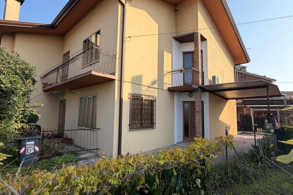 MANDRIA, PORZIONE DI BIFAMILIARE CON GIARDINO