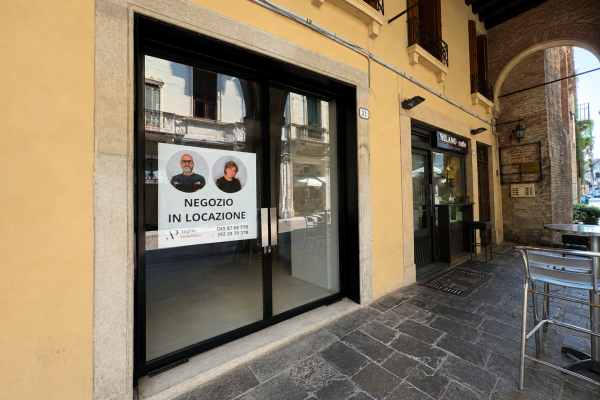 VIA SANTA LUCIA, NEGOZIO DI PRESTIGIO MQ. 50
