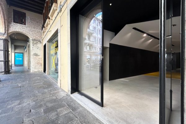 VIA SANTA LUCIA, NEGOZIO DI PRESTIGIO MQ. 50