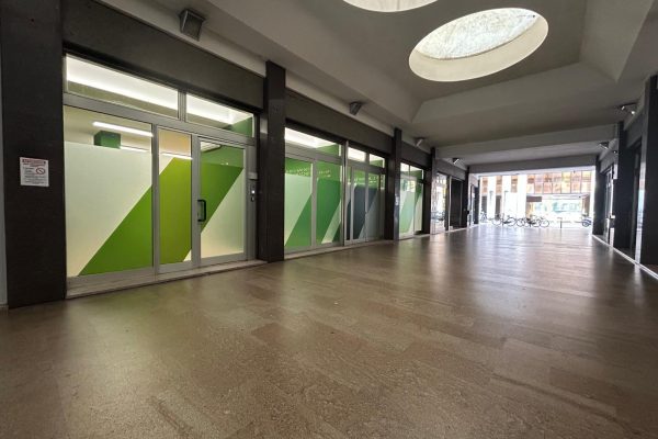 VIA SCROVEGNI, NEGOZIO/UFFICIO PLURIVETRINATO MQ. 111