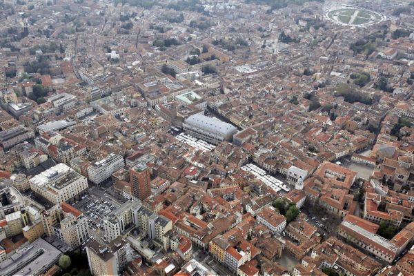 PIAZZE, CEDESI ATTIVITA’ NON ALIMENTARE