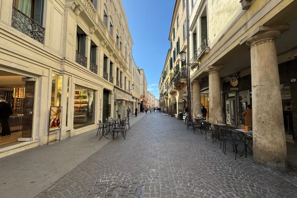 VIA ROMA, CEDESI ATTIVITA’ NON ALIMENTARI