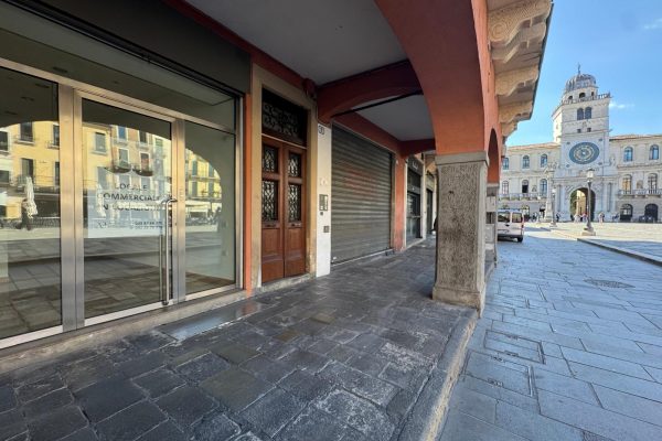 PIAZZA DEI SIGNORI, NEGOZIO MQ. 34
